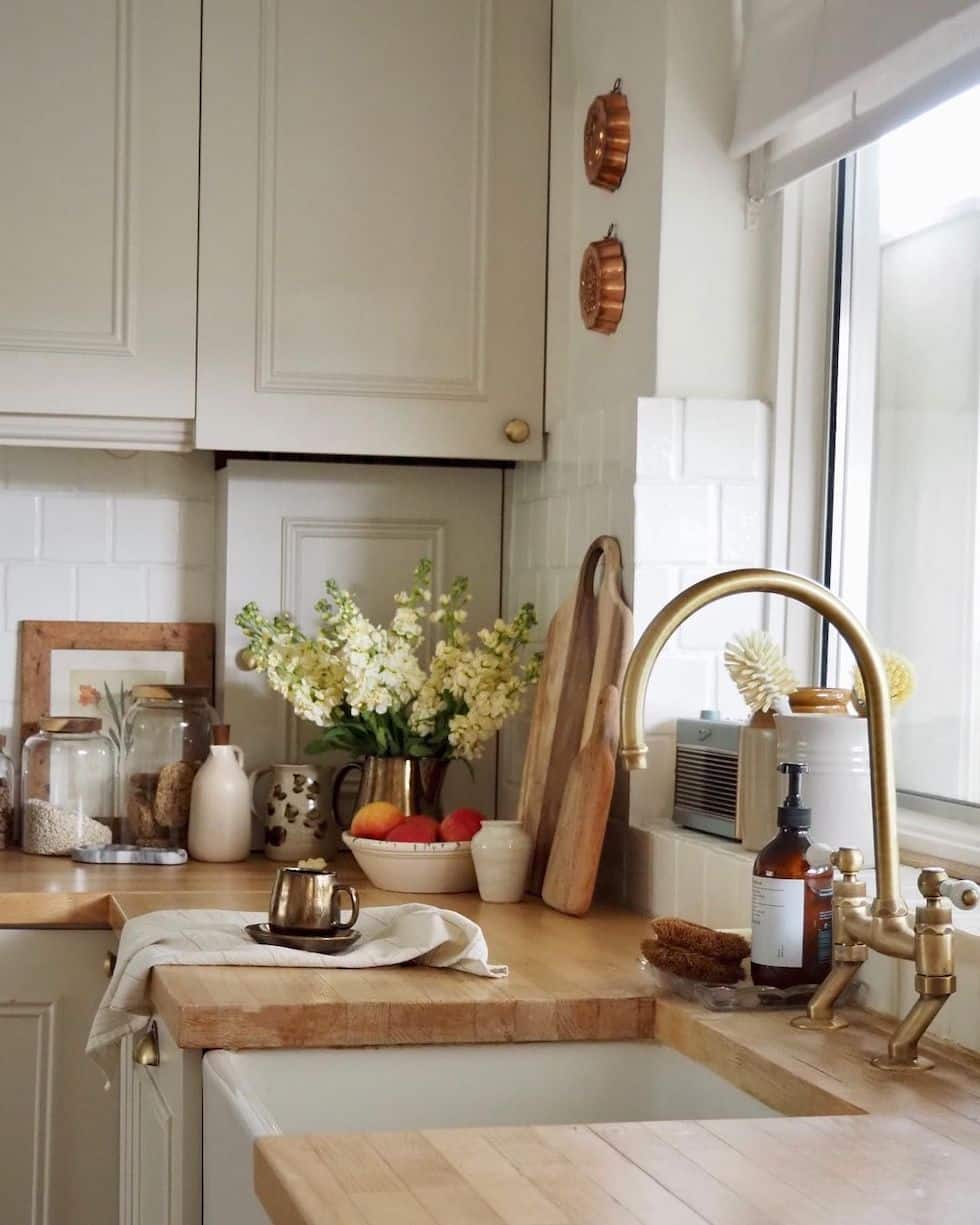 5 Charming Kitchen Sinks: Sunday Strolls & Scrolls