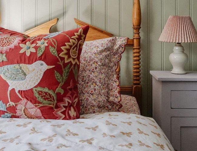 5 Pretty Rooms Decorated with Green: Sunday Strolls & Scrolls