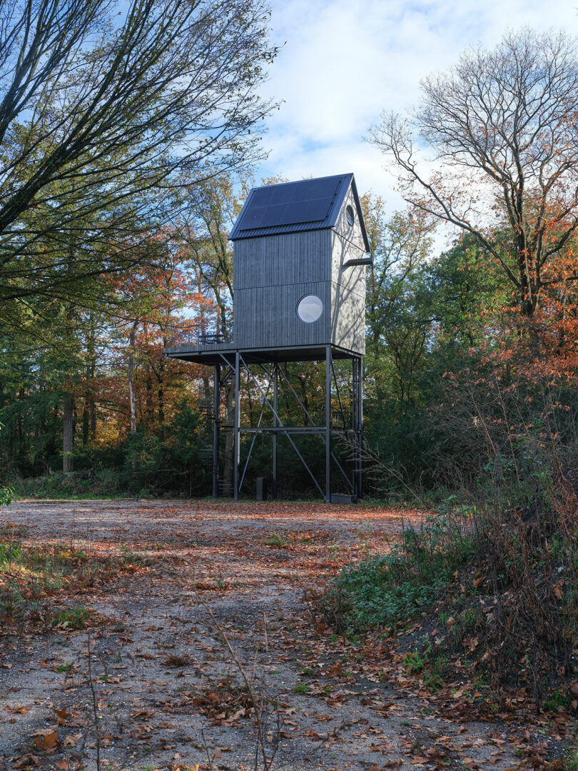 A small wooden Buitenverblijf in the woods.